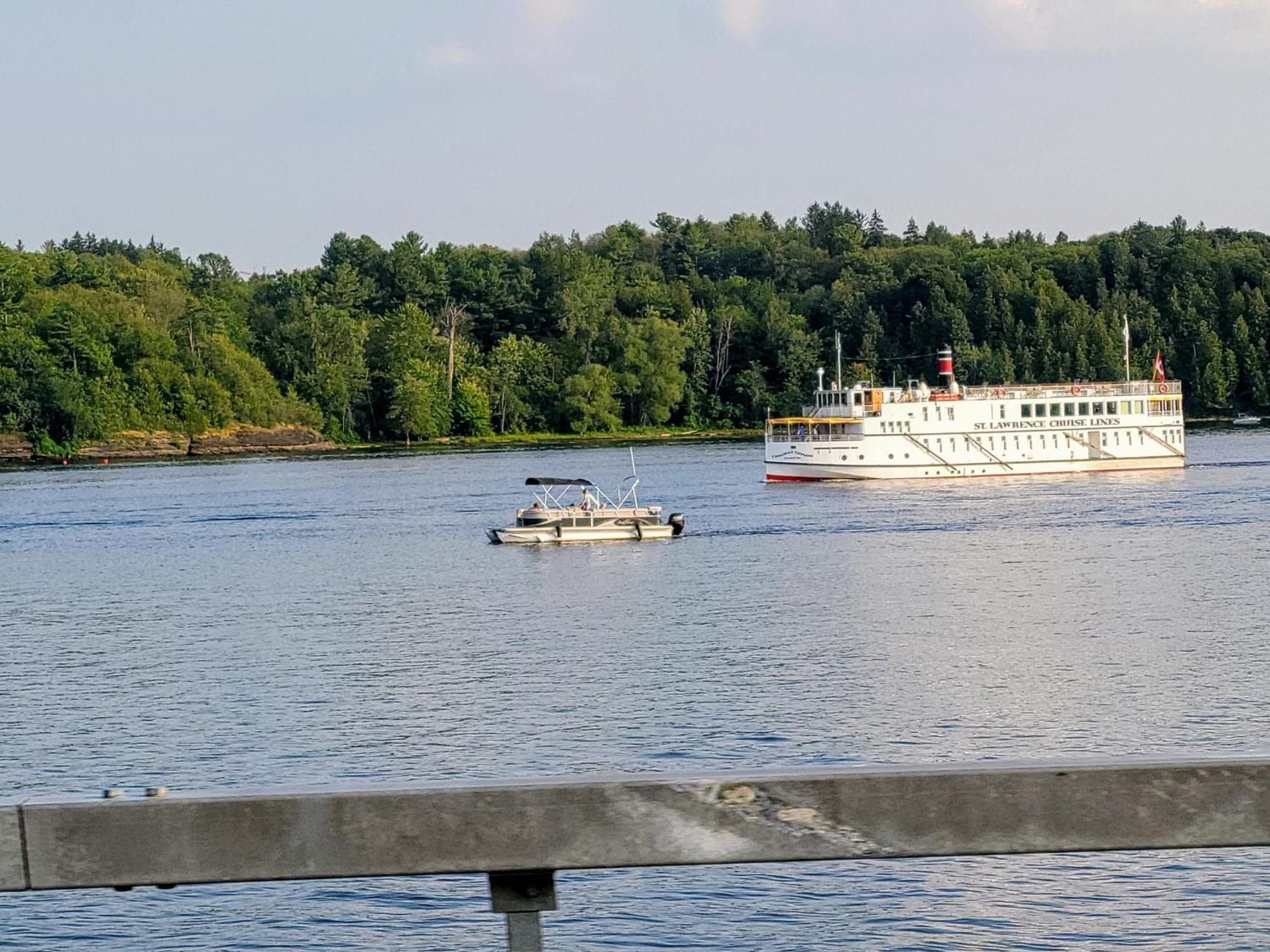 Kokomo Inn Bed And Breakfast Ottawa-Gatineau'S Only Tropical Riverfront B&B On The National Capital Cycling Pathway Route Verte #1 - For Adults Only - Chambre D'Hotes Tropical Aux Berges Des Outaouais Bnb #17542O Eksteriør bilde