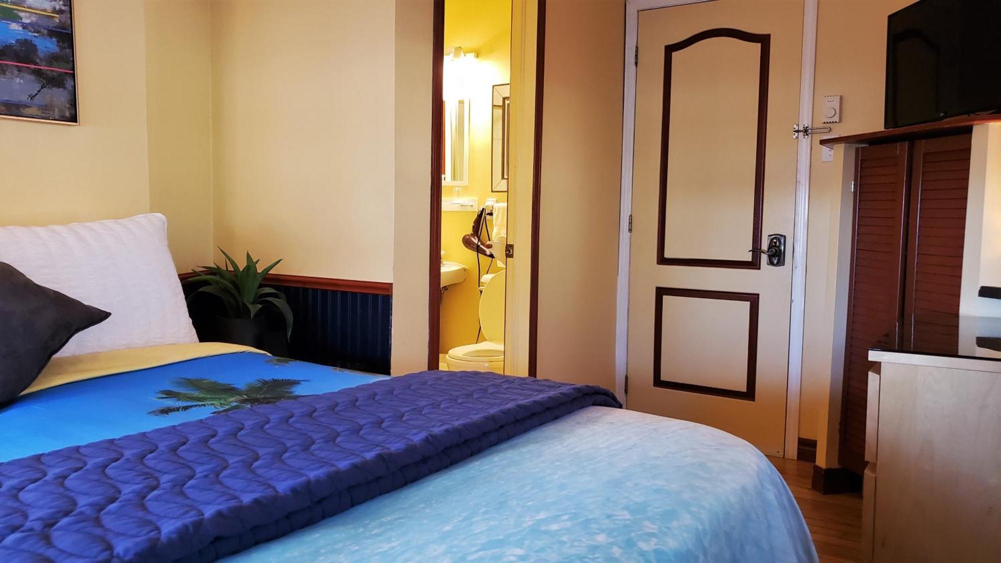 Kokomo Inn Bed And Breakfast Ottawa-Gatineau'S Only Tropical Riverfront B&B On The National Capital Cycling Pathway Route Verte #1 - For Adults Only - Chambre D'Hotes Tropical Aux Berges Des Outaouais Bnb #17542O Rom bilde