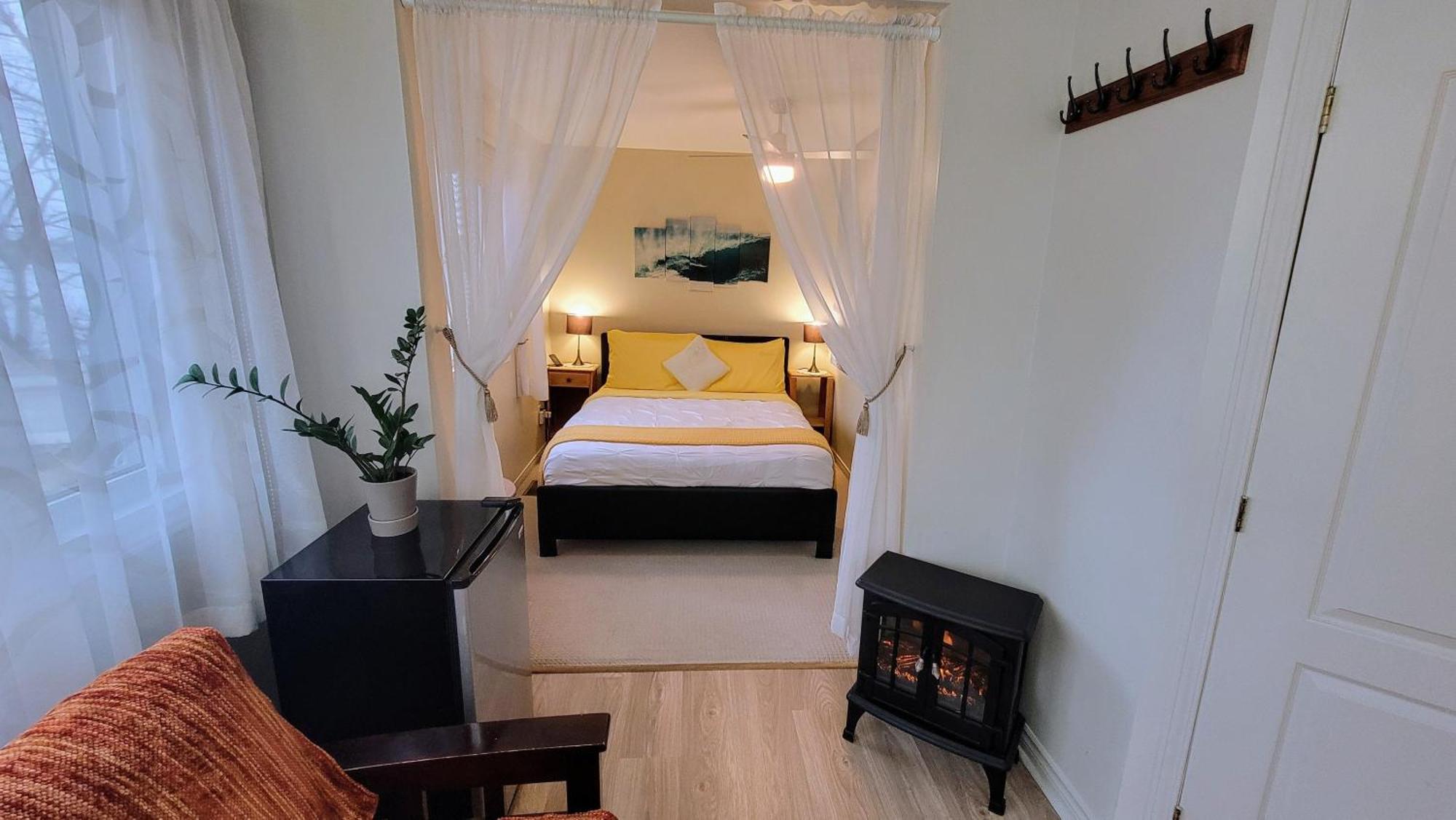 Kokomo Inn Bed And Breakfast Ottawa-Gatineau'S Only Tropical Riverfront B&B On The National Capital Cycling Pathway Route Verte #1 - For Adults Only - Chambre D'Hotes Tropical Aux Berges Des Outaouais Bnb #17542O Eksteriør bilde