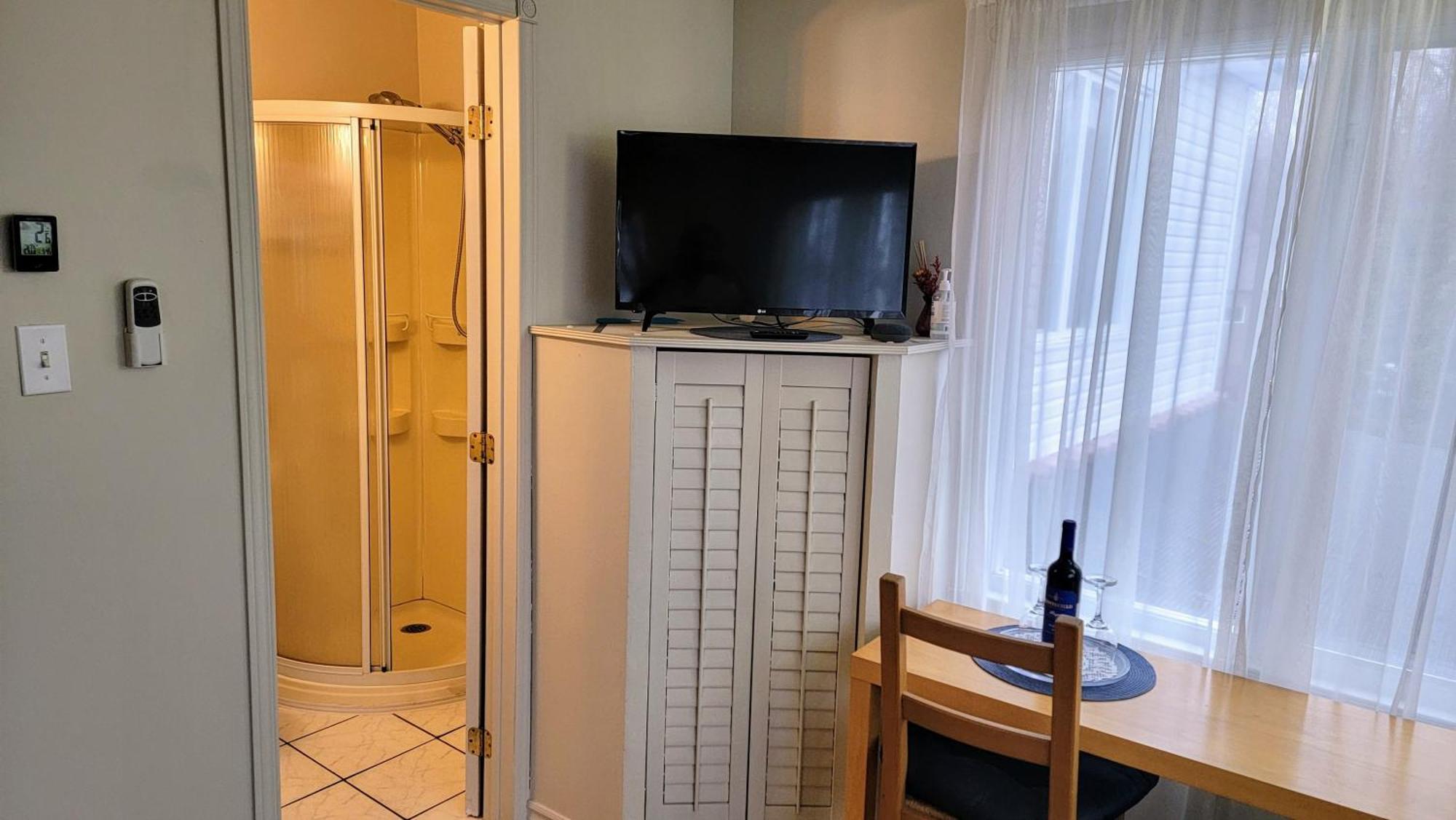 Kokomo Inn Bed And Breakfast Ottawa-Gatineau'S Only Tropical Riverfront B&B On The National Capital Cycling Pathway Route Verte #1 - For Adults Only - Chambre D'Hotes Tropical Aux Berges Des Outaouais Bnb #17542O Eksteriør bilde