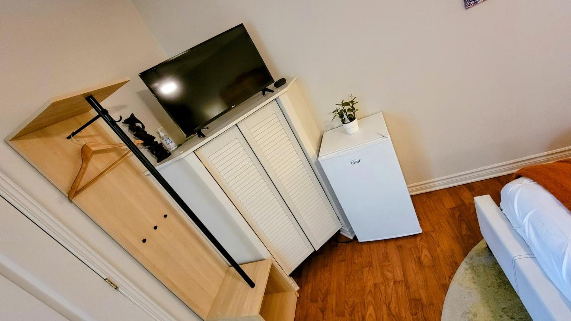 Kokomo Inn Bed And Breakfast Ottawa-Gatineau'S Only Tropical Riverfront B&B On The National Capital Cycling Pathway Route Verte #1 - For Adults Only - Chambre D'Hotes Tropical Aux Berges Des Outaouais Bnb #17542O Rom bilde