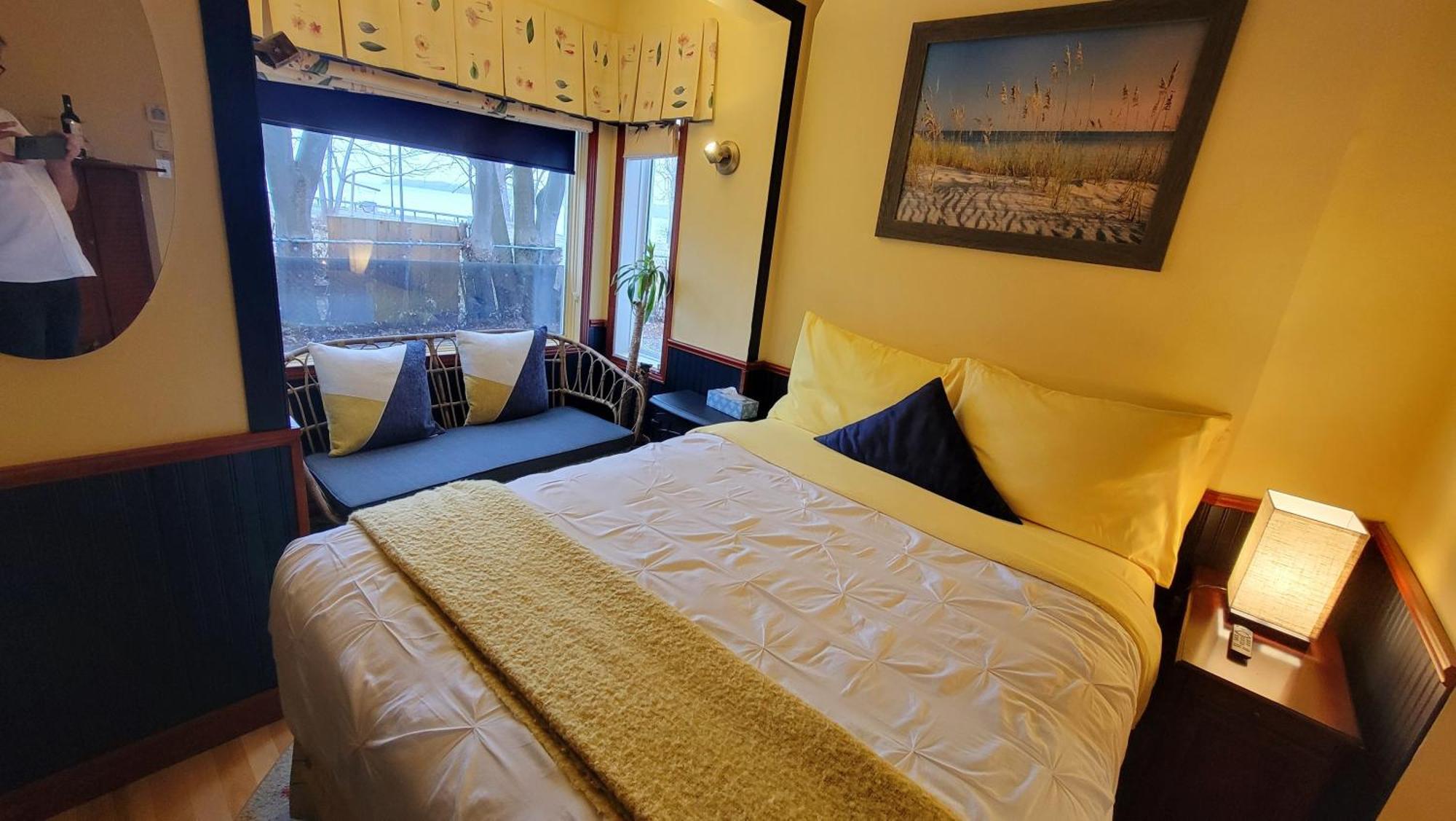 Kokomo Inn Bed And Breakfast Ottawa-Gatineau'S Only Tropical Riverfront B&B On The National Capital Cycling Pathway Route Verte #1 - For Adults Only - Chambre D'Hotes Tropical Aux Berges Des Outaouais Bnb #17542O Rom bilde