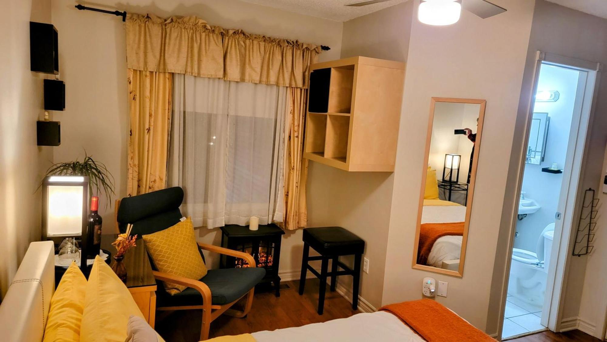 Kokomo Inn Bed And Breakfast Ottawa-Gatineau'S Only Tropical Riverfront B&B On The National Capital Cycling Pathway Route Verte #1 - For Adults Only - Chambre D'Hotes Tropical Aux Berges Des Outaouais Bnb #17542O Rom bilde