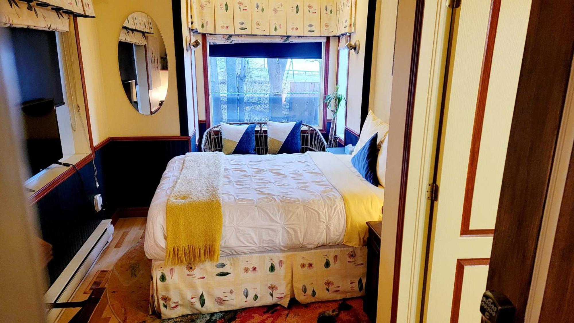 Kokomo Inn Bed And Breakfast Ottawa-Gatineau'S Only Tropical Riverfront B&B On The National Capital Cycling Pathway Route Verte #1 - For Adults Only - Chambre D'Hotes Tropical Aux Berges Des Outaouais Bnb #17542O Rom bilde